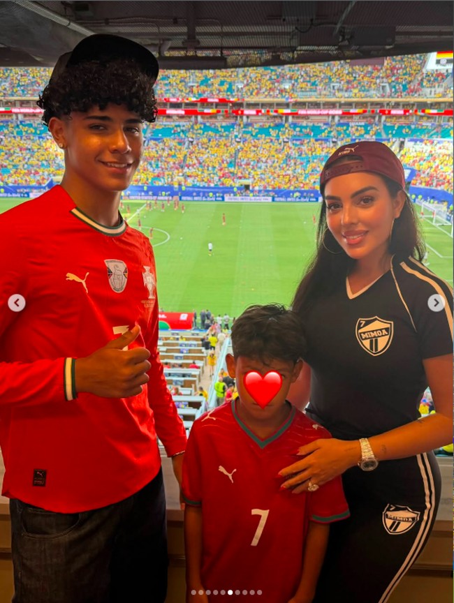 Georgina Rodriguez menjadi salah satu WAGs Piala Dunia yang kehadirannya dinantikan. Beberapa waktu lalu Georgina akhirnya menonton aksi Portugal langsung di Amerika.Foto: Instagram @georginagio