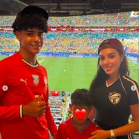Gaya Sporty Georgina Rodriguez Dukung Portugal di Piala Dunia Bareng Keluarga