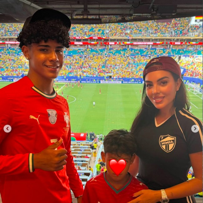 Gaya Sporty Georgina Rodriguez Dukung Portugal di Piala Dunia Bareng Keluarga