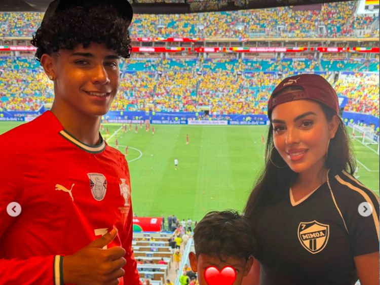 Gaya Sporty Georgina Rodriguez Dukung Portugal di Piala Dunia Bareng Keluarga