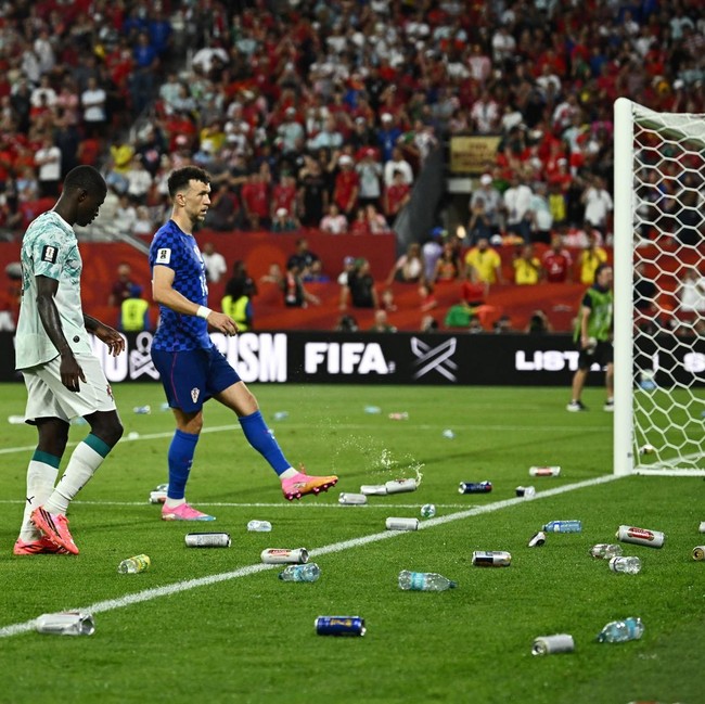 Gol Dianulir VAR, Suporter Kroasia Ngamuk di Stadion