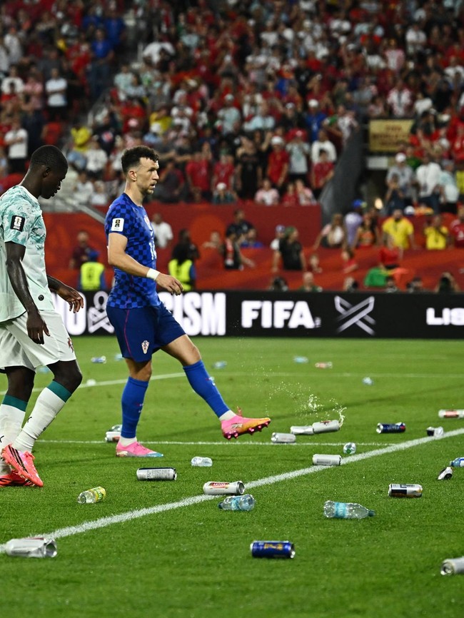 Gol Dianulir VAR, Suporter Kroasia Ngamuk di Stadion