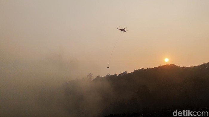 Helikopter water bombing saat atasi kebakaran lahan di Bandung Barat