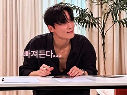 Heo Nam Jun Mendadak 'Fan Sign' di Gereja, Ladeni TTD dan Foto Bareng Jemaat
