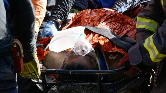 Hernan Gil berhasil dievakuasi dalam keadaan hidup setelah delapan hari terjebak reruntuhan gempa Venezuela (REUTERS/Maxwell Briceno) 