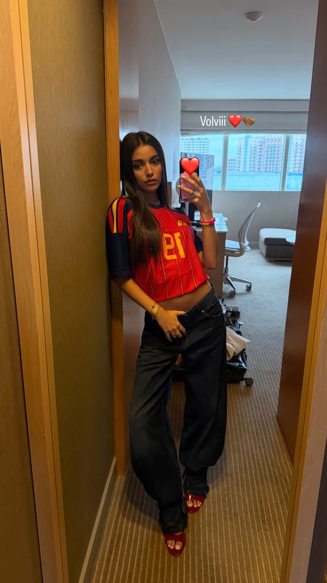 Pada unggahan di Instagram Story, Ines juga sempat memamerkan gayanya memakai jersey crop top. Dia menuliskan caption dalam bahasa Spanyol ‘Volviii’ yang berarti kembali. Ines sempat pulang ke Spanyol sehingga tidak dapat menyaksikan langsung laga terakhir fase grup sang kekasih. Foto: Dok. Instagram Ines Garcia
