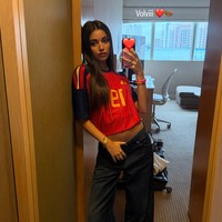 Pada unggahan di Instagram Story, Ines juga sempat memamerkan gayanya memakai jersey crop top. Dia menuliskan caption dalam bahasa Spanyol ‘Volviii’ yang berarti kembali. Ines sempat pulang ke Spanyol sehingga tidak dapat menyaksikan langsung laga terakhir fase grup sang kekasih. Foto: Dok. Instagram Ines Garcia