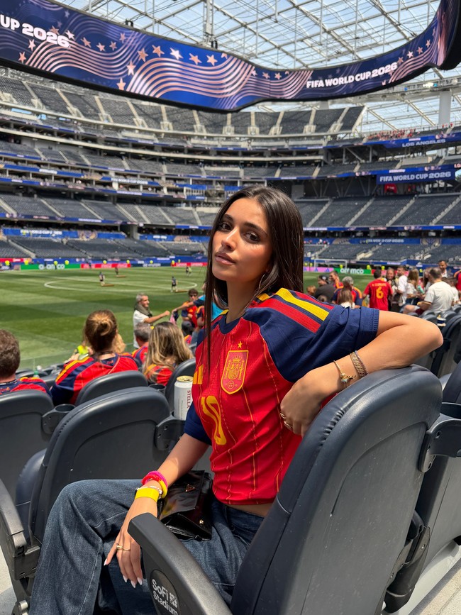 Melalui unggahan di Instagram, Ines memperlihatkan momen dirinya berada di Los Angeles Stadium, sebelum pertandingan Spanyol melawan Austria dimulai. Ines berpose memperlihatkan jersey dengan nomer 19 milik Lamine Yamal. Foto: Dok. Instagram Ines Garcia