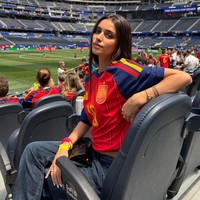 Melalui unggahan di Instagram, Ines memperlihatkan momen dirinya berada di Los Angeles Stadium, sebelum pertandingan Spanyol melawan Austria dimulai. Ines berpose memperlihatkan jersey dengan nomer 19 milik Lamine Yamal. Foto: Dok. Instagram Ines Garcia