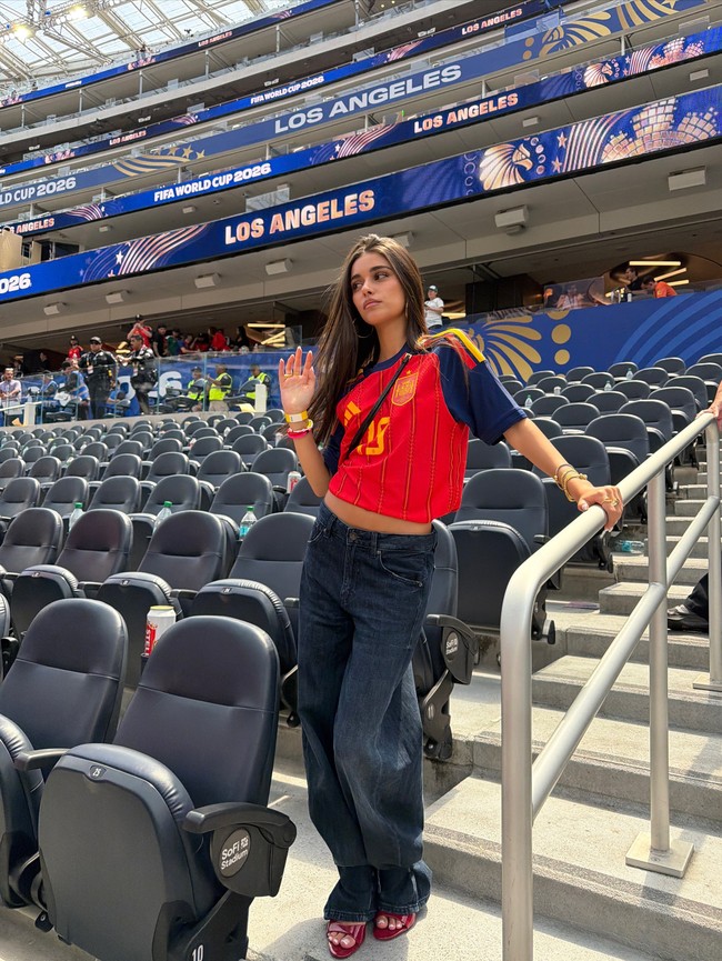 Ines Garcia memadukan jersey Spanyol tersebut dengan celana jeans hitam serta sepatu hak tinggi berwarna merah. Pada unggahannya, Ines menuliskan caption yang berisi dukungan untuk Spanyol dan Lamine Yamal. Foto: Dok. Instagram Ines Garcia