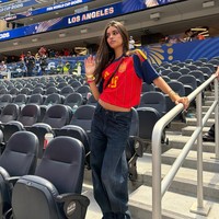 Ines Garcia memadukan jersey Spanyol tersebut dengan celana jeans hitam serta sepatu hak tinggi berwarna merah. Pada unggahannya, Ines menuliskan caption yang berisi dukungan untuk Spanyol dan Lamine Yamal. Foto: Dok. Instagram Ines Garcia