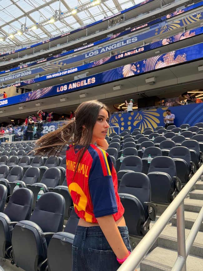 Ines Garcia memberikan dukungannya untuk Lamine Yamal pada babak 32 besar Piala Dunia 2026. Ines hadir langsung di Los Angeles Stadium, Amerika Serikat, tempat pertandingan digelar. Foto: Dok. Instagram Ines Garcia