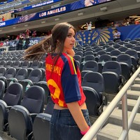 Ines Garcia memberikan dukungannya untuk Lamine Yamal pada babak 32 besar Piala Dunia 2026. Ines hadir langsung di Los Angeles Stadium, Amerika Serikat, tempat pertandingan digelar. Foto: Dok. Instagram Ines Garcia