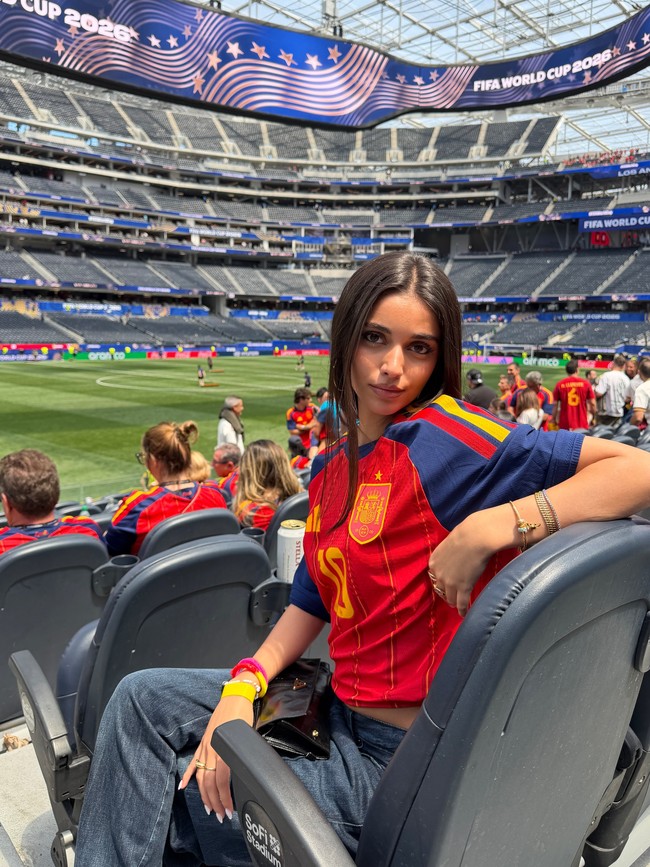 Spanyol, Inés Garcia, pacar Lamine Yamal hampir tidak pernah absen mendukung kekasihnya di Piala Dunia 2026. Gaya dan potret mesranya dengan pemain Barcelona selalu jadi sorotan penggemar. Foto: Dok. Instagram Ines Garcia