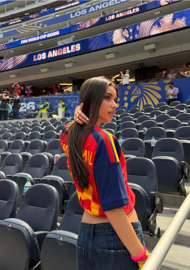 Jersey merah timnas Spanyol milik Lamine Yamal itu dimodifikasi Ines menjadi crop top sehingga memperlihatkan bagian perut model dan influencer 21 tahun tersebut. Foto: Dok. Instagram Ines Garcia