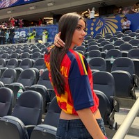 Jersey merah timnas Spanyol milik Lamine Yamal itu dimodifikasi Ines menjadi crop top sehingga memperlihatkan bagian perut model dan influencer 21 tahun tersebut. Foto: Dok. Instagram Ines Garcia