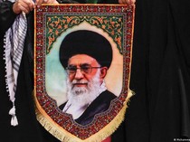 Warga Iran Menangis saat Hadiri Upacara Penghormatan Terakhir Khamenei