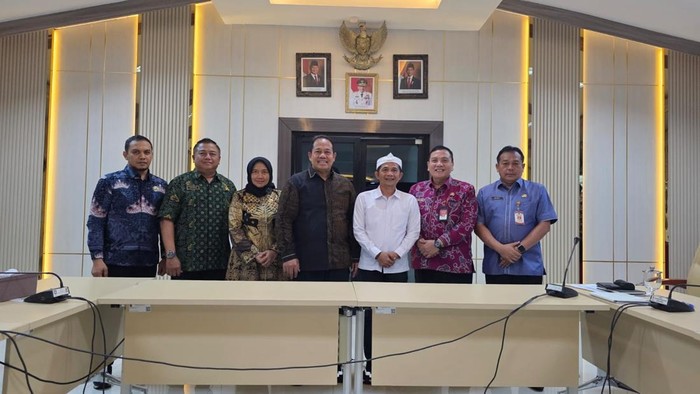 Itjen Kemendagri usai memeriksa Bupati Purwakarta, Saepul Bahri Binzein atau Om Zein terkait lagu Lalaki Langit