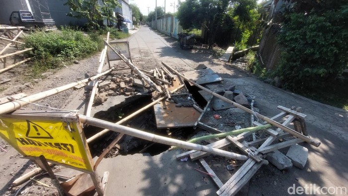 Jalan Watubelah-Kertasari amblas.