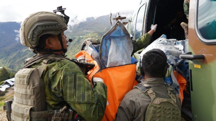 Personel Koops TNI Habema saat mengevakuasi jenazah pilot berkebangsaan Amerika Serikat yang ditembak kelompok kriminal bersenjata (KKB) di Balinggama, Kabupaten Yahukimo. ANTARA/HO/Dok Koops Habema