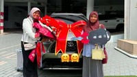 Mobil yang diberi Jirayut untuk ibunya begitu keren, bermerek Toyota. Ini momen saat orang tua Jirayut berfoto dengan latar belakang kendaraan roda empat tersebut. (Foto: dok Instagram jirayutdaa4official)