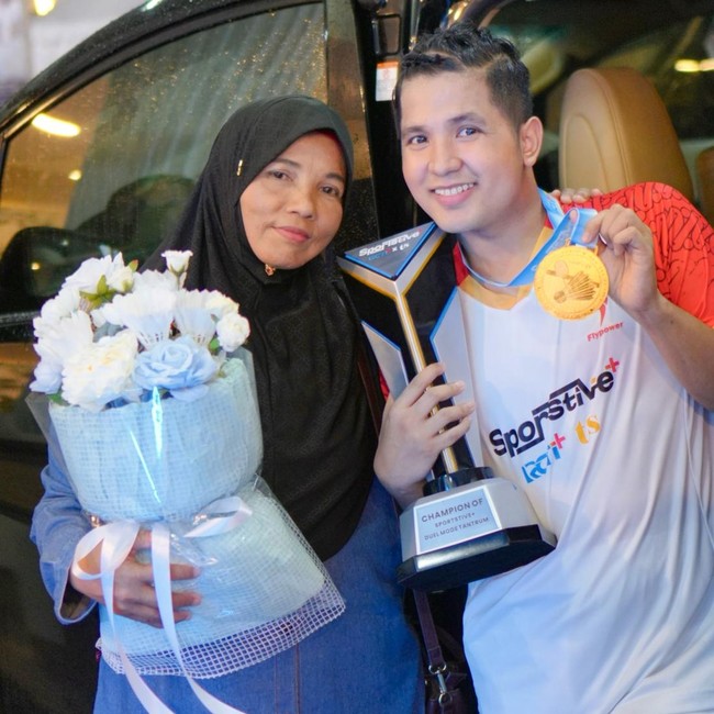 Jirayut Kasih Hadiah Mobil Keren Untuk Ibu