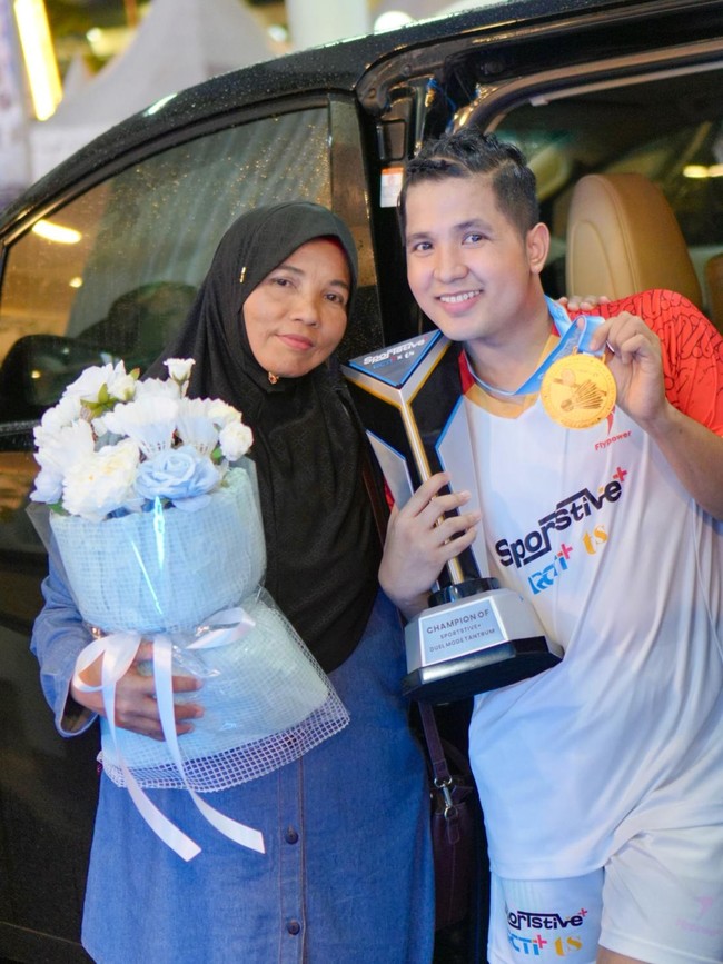 Jirayut Kasih Hadiah Mobil Keren Untuk Ibu