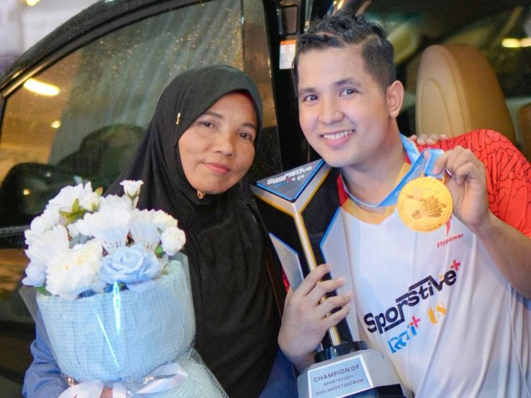 Jirayut Kasih Hadiah Mobil Keren Untuk Ibu