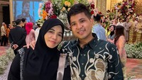 Jirayut diketahui terpisah negara dengan ibunya, karena dirinya berkarier di Indonesia. Ia gak cuma nyanyi, tapi juga bisa akting dengan pernah main di sinetron Magic 5 sampai film Kang Mak From Pee Mak. (Foto: dok Instagram jirayutdaa4official)