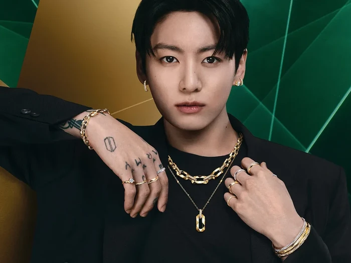 Jungkook BTS resmi dinobatkan sebagai global ambassador pertama Graff. Merek perhiasan Inggris yang sudah memiliki perjalanan sejarah selama 66 tahun dalam dunia high jewelry dan menciptakan jam tangan termahal di dunia.