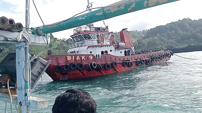 Kapal tongkang pengangkut batu bara terdampar di Teluk Bone, wilayah Sinjai.