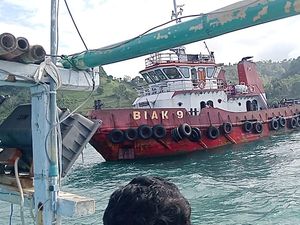 Kapal Tongkang Angkut Batu Bara Terdampar di Teluk Bone gegara Ombak Tinggi