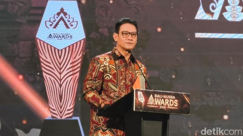 Kapolda Bali berbicara di podium seusai menerima penghargaan, Jumat (3/7/2026).