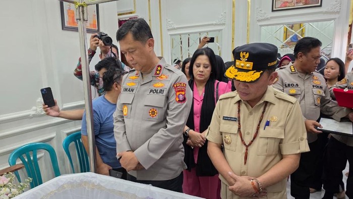 Kapolda dan Gubernur Kalteng di rumah duka Aipda Yudhi.