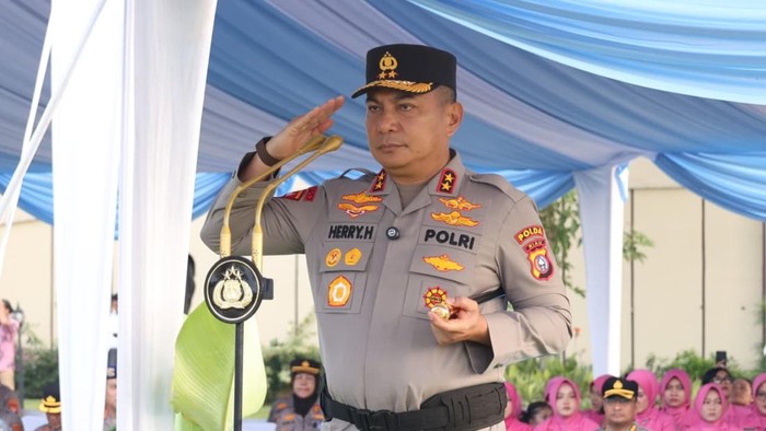 Kapolda RIau Irjen Pol Herry Heryawan memimpin upacara kenaikan pangkat 1.126 personel, Jumat (3/7/2026).