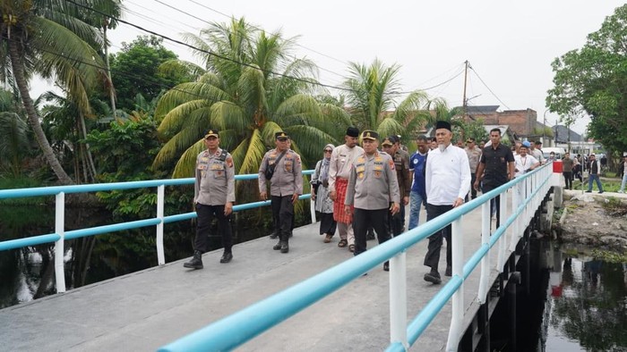 Kapolda Riau Irjen Pol Herry Heryawan mengecek jembatan merah putih di Kota Dumai, Jumat (3/7/2026).