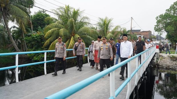 Kapolda Riau Irjen Pol Herry Heryawan mengecek jembatan merah putih di Kota Dumai, Jumat (3/7/2026).