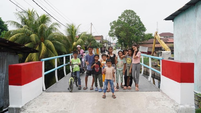 Kapolda Riau Irjen Pol Herry Heryawan mengecek jembatan merah putih di Kota Dumai, Jumat (3/7/2026).