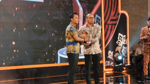 Kapolres Gianyar menerima penghargaan di malam detikBali-nusra Awards