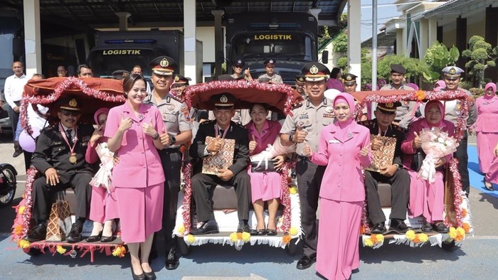 Kapolres Kediri AKBP Bramastyo Priaji bersama personel yang pensiun