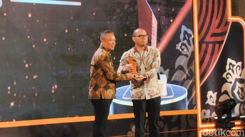 Kapolres Tabanan AKBP I Putu Bayu Pati meraih penghargaan Anugerah Figur Akselerator Kemajuan kategori Fasilitator Penyelesaian Konflik Berbasis Musyawarah dalam ajang detikBali-Nusra Awards 2026. Penghargaan tersebut diterima Wakapolres Tabanan Kompol I Ketut Tomiyasa yang mewakili AKBP Bayu Pati di The Trans Resort Bali, Jumat (3/7/2026). (Ahmad Firizqi/detikBali)