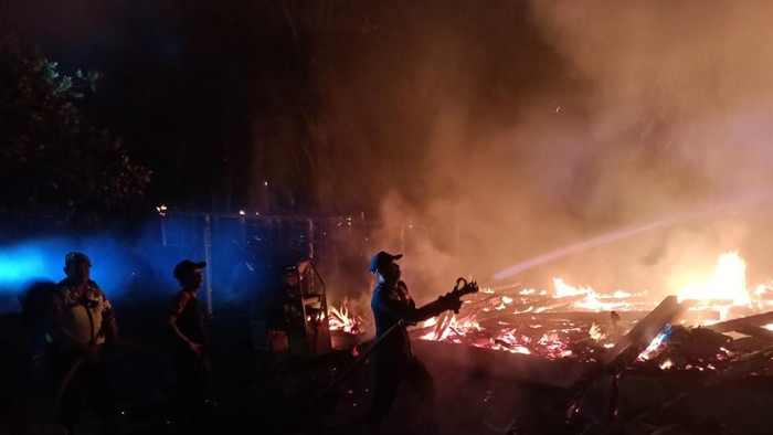 Kebakaran rumah di Dukuh Ngayon RT 4 RW 1, Sarimulyo, Kebonagung, Demak yang menewaskan ayah pemilik rumah saat berupaya memadamkan api, Kamis (2/7/2026) malam.