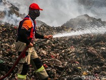 Video: Heroik! Petugas Damkar Terjang Titik Api di TPA Jatiwaringin