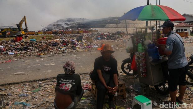Petugas gabungan terus berupaya memadamkan kebakaran di TPA Jatiwaringin, Mauk, Kabupaten Tangerang, Banten, Jumat (3/7/2026).