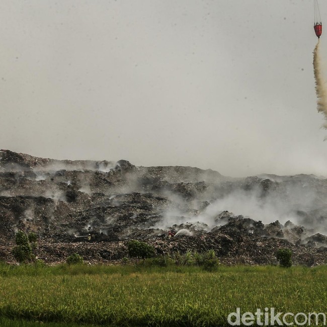 Kebakaran TPA Jatiwaringin Masuk Hari Keempat
