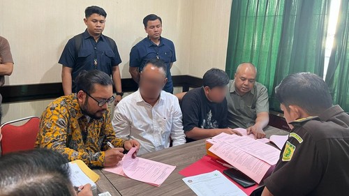 Kejari Buleleng menerima pelimpahan tersangka barang bukti kasus peredaran rokok ilegal. (Dok. Kejari Buleleng)