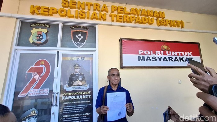 Keluarga dr Icha seusai membuat laporan di Mapolda NTT, Jumat (3/7/2026). (Yufengki Bria/detikBali).