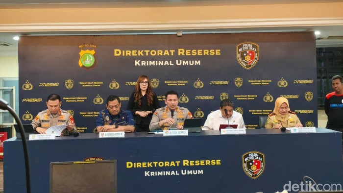 Konferensi pers Polda Metro Jaya terkait penanganan kasus penyekapan karyawan percetakan di Senen, Jakarta Pusat, Jumat (3/7/2026).
