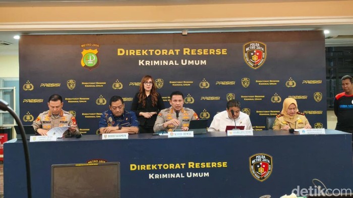 Konferensi pers Polda Metro Jaya terkait penanganan kasus penyekapan karyawan percetakan di Senen, Jakarta Pusat, Jumat (3/7/2026).