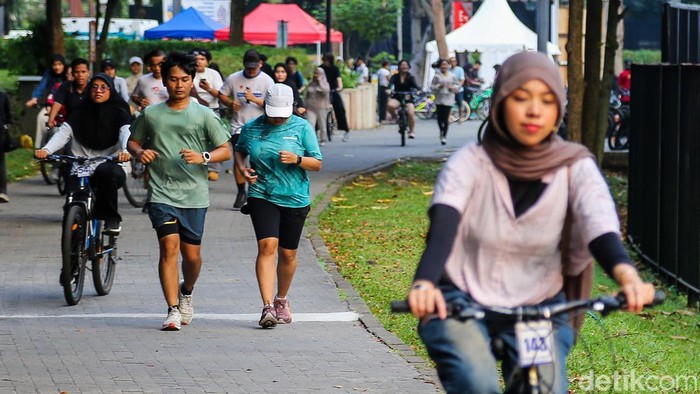 Seorang warga menunjukkan aplikasi Strava usai berolahraga di kawasan Gelora Bung Karno (GBK), Jakarta, Jumat (3/7/2026). Langganan Strava Premium kini dikenai Pajak Pertambahan Nilai (PPN) Perdagangan Melalui Sistem Elektronik (PMSE).
